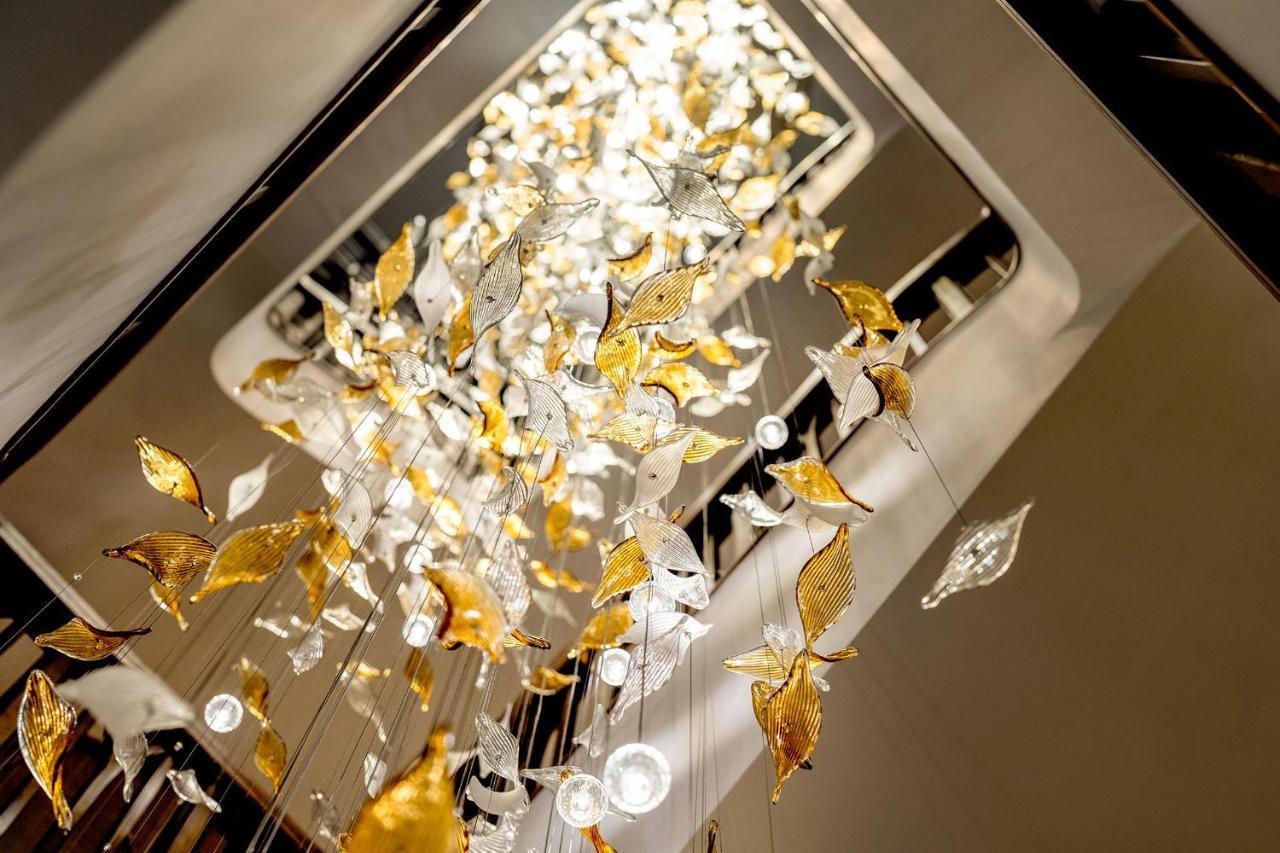 The Fullerton Ocean Park Hotel Hong Kong Dış mekan fotoğraf The staircase chandelier