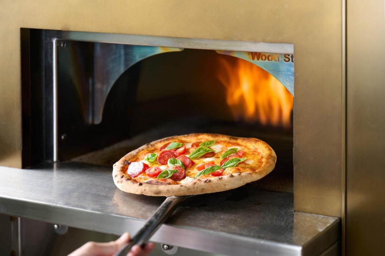 The Fullerton Ocean Park Hotel Hong Kong Dış mekan fotoğraf Wood-fired pizza oven