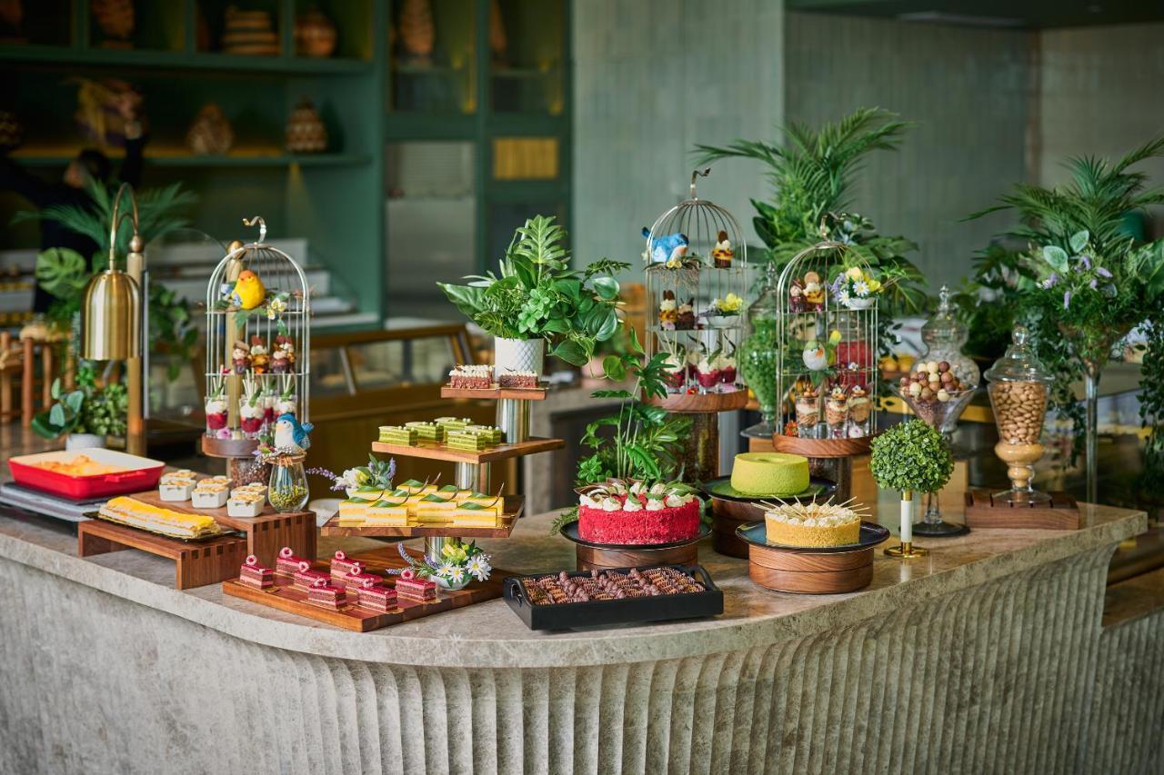 The Fullerton Ocean Park Hotel Hong Kong Dış mekan fotoğraf Dessert counter at a restaurant