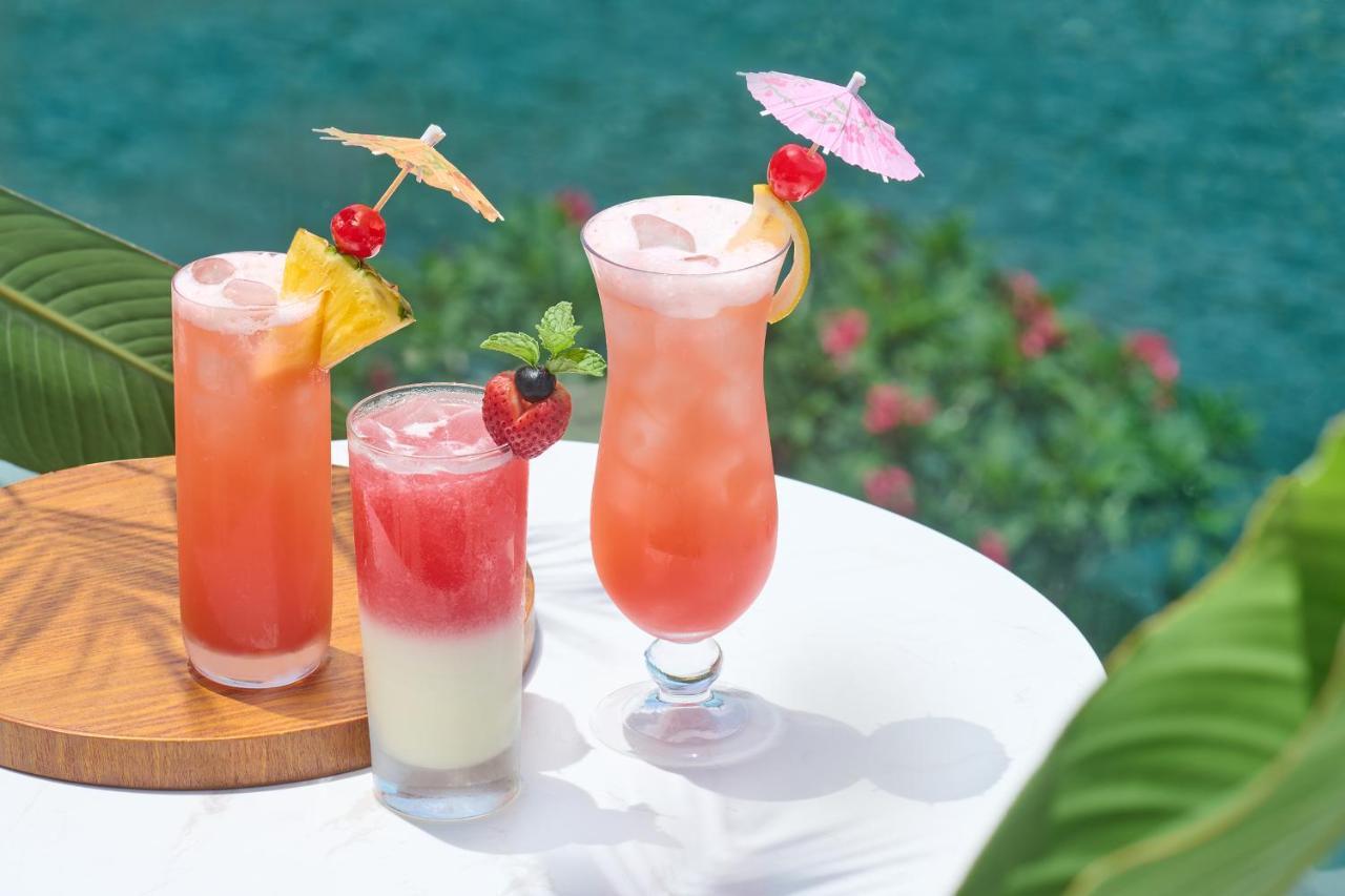 The Fullerton Ocean Park Hotel Hong Kong Dış mekan fotoğraf A variety of tropical drinks
