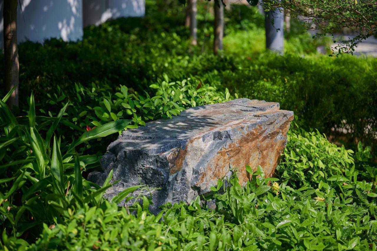 The Fullerton Ocean Park Hotel Hong Kong Dış mekan fotoğraf The stone at the site of the first mass