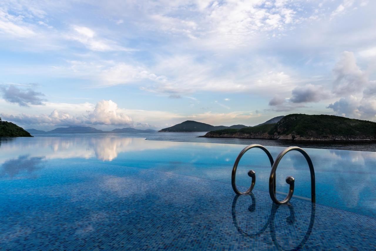 The Fullerton Ocean Park Hotel Hong Kong Dış mekan fotoğraf Infinity pool at the Mandarin Oriental, Sanya