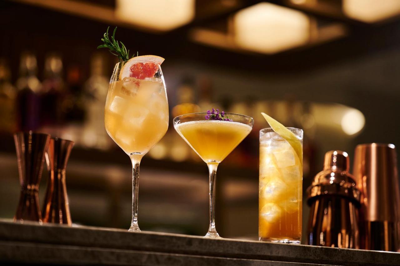 The Fullerton Ocean Park Hotel Hong Kong Dış mekan fotoğraf Cocktails at the bar